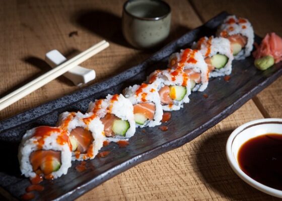 130 role spicy salmon cucu 560x400